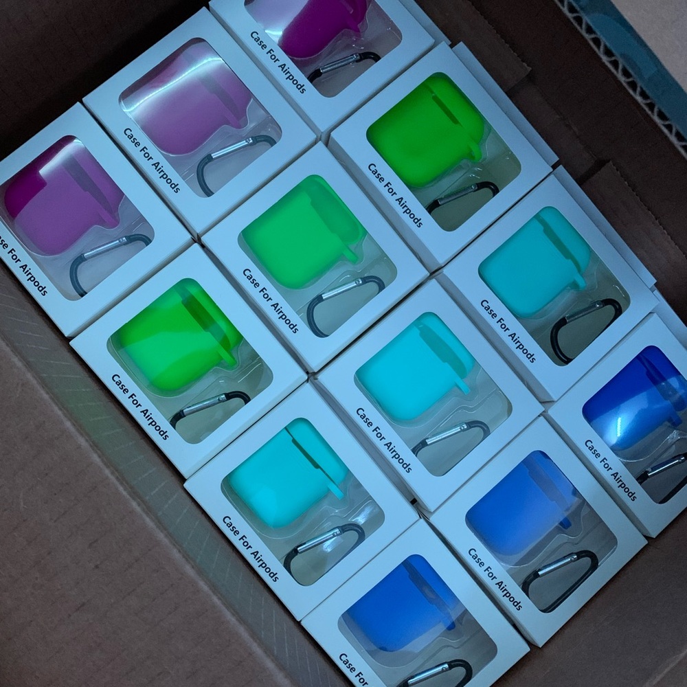 AIRPOD SHOCKPROOF CASE  COVERS W/ HOOK CLIP
